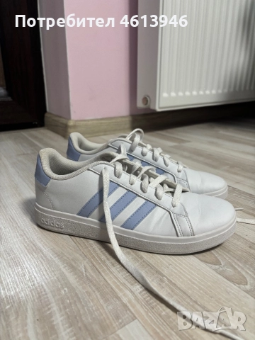 Бели спортни кецове Адидас