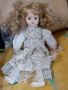 Стара порцеланова кукла с дълга руса коса, с флорална рокля декорирана с бяла дантела, 40 см висока, снимка 1 - Колекции - 45731946