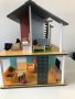 Дървена къща с кукли , снимка 1 - Играчки за стая - 45542694
