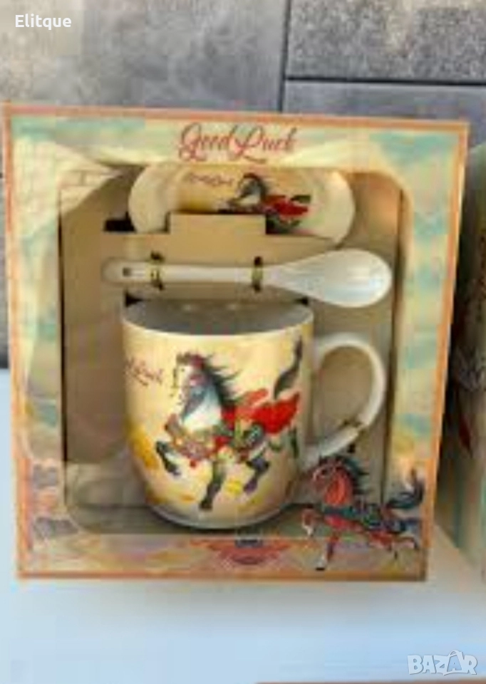 Подаръчен късметлийски порцеланов комплект – чаша, чинийка и лъжичка с празничен дизайн на коне, снимка 1