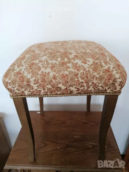 Една прекрасна старинна табуретка, която  е със страхотно красива дамаска. , снимка 1