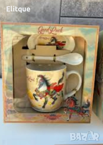 Подаръчен късметлийски порцеланов комплект – чаша, чинийка и лъжичка с празничен дизайн на коне