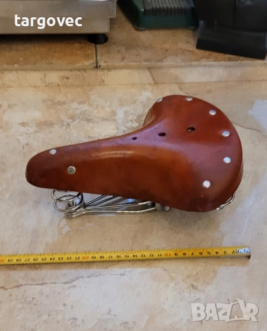 уникална мотоциклетна или велосипедна седалка с пружини