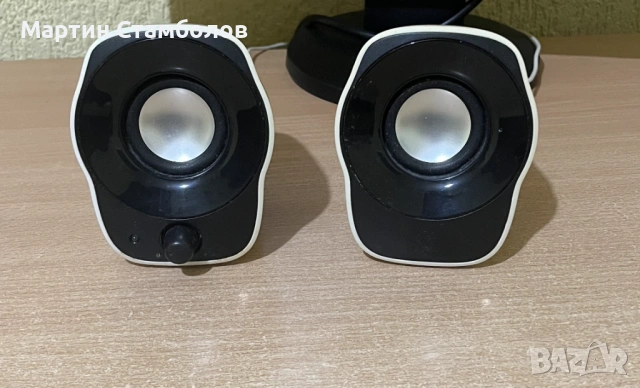 Комплект компютърни аксесоари | Монитор Samsung, тонколони Logitech, камера и клавиатура, снимка 3 - Друга електроника - 53382784