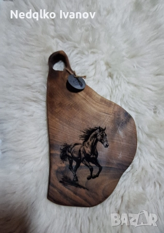 Ръчна изработка, която впечатлява – персонализирани дъски от орех! 