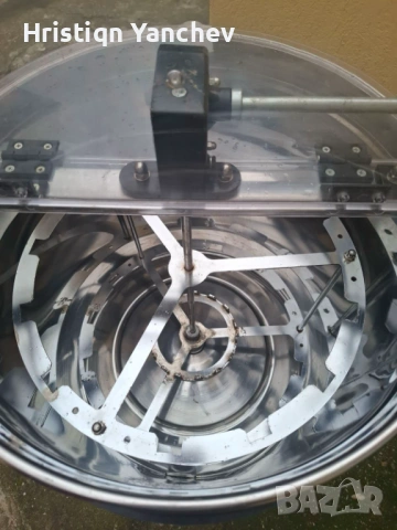 Радиална центрофуга 12 магазински рамки, снимка 3 - Селскостопанска техника - 53499981