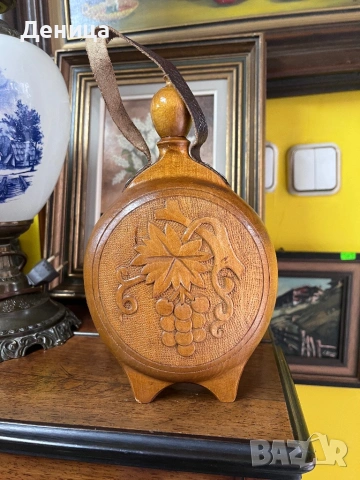 Българска дървена бъклица  Релефна двустранна декорация  Старо производство и в почти отлично винтид