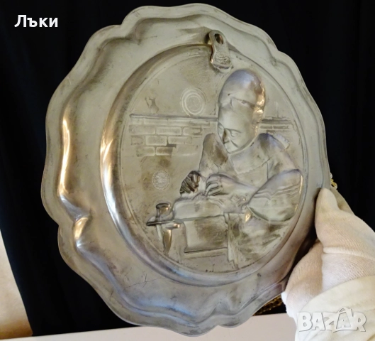 Калаена чиния с картина Плетачката на дантели,600 гр. , снимка 3 - Пана - 52159605