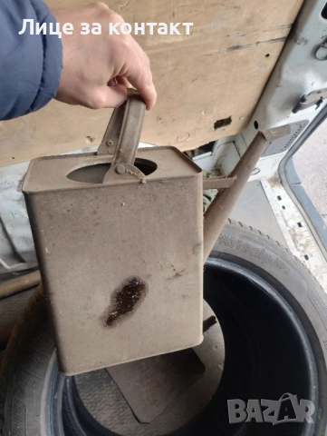 Стара метална лейка за нафта