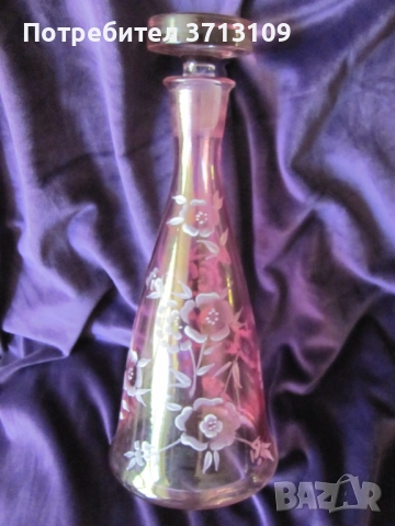 Красива гарафа , розово стъкло , ръчно рисувана