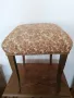 Една прекрасна старинна табуретка, която  е със страхотно красива дамаска. , снимка 1