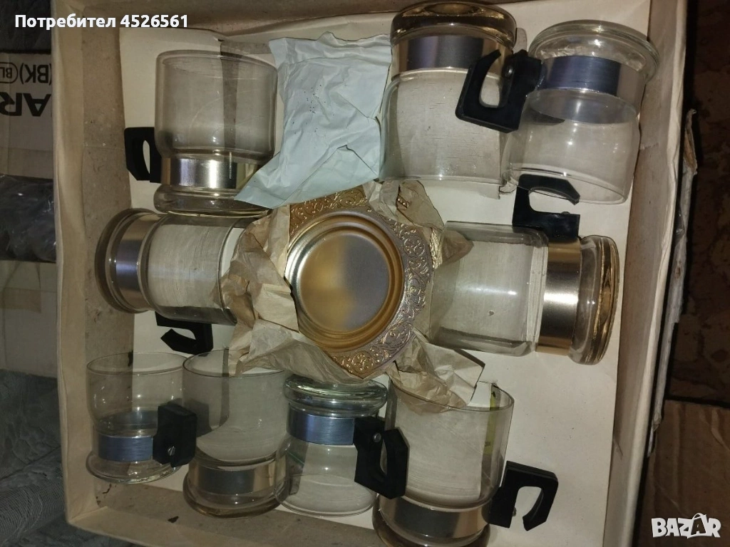 Продава се стар, неизползван комплект чаши с метални подложки, снимка 1