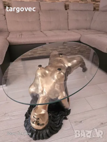 уникална маса бронз фигура на гола жена със стъклен плот