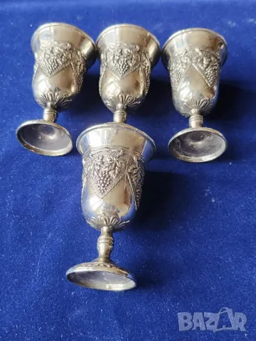 чашки за ракия, ликьор...комплект 4 броя, на "столче", от метална ( цинкова ) сплав, релефни