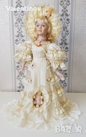 Порцеланова кукла със стойка 