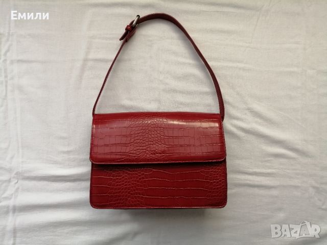 Pieces дамска червена чанта имитация на крокодилска кожа , снимка 1 - Чанти - 45482183