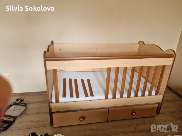 Бебешкото легло “Тони” с размери 70/140 см+ матрак + обиколници + олекотена завивка.