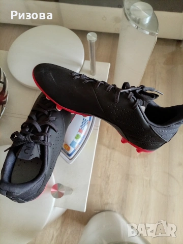 Продавам спортни футболни маратонки със спайкове, нови. 