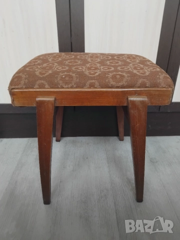 Стара Дървена Табуретка - здрава и стабилна, снимка 3 - Дивани и мека мебел - 52479300