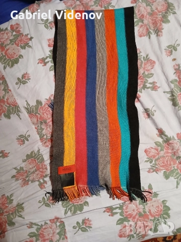 Зимен шал Hugo Boss., снимка 2 - Шалове - 52540173