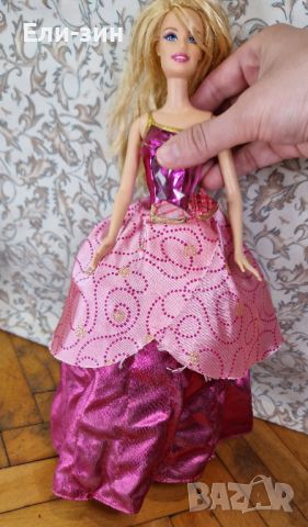 оригинална кукла Барби с механизъм и скъсяваща се кристална рокля blair barbie princess school movie, снимка 4 - Кукли - 45698841