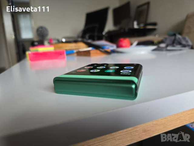 Зелен Motorola RAZR 2025 (RAZR 60) като нов, снимка 4 - Motorola - 52639195