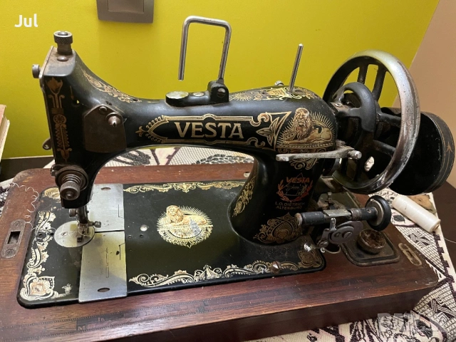 Антикварна шевна машина Vesta с оригинален дървен капак