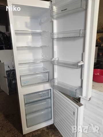 Хладилник с фризер Sharp , снимка 2 - Хладилници - 52838145