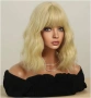 Златисто руса вълнообразна перука с бретон - 40 см, снимка 3