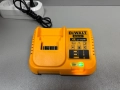 Зарядно устройство DeWALT за акумулаторни Li-Ion батерии 10.8-18 V, 230 V, DCB107, снимка 1