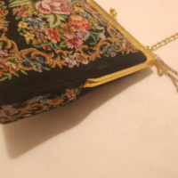 Викторианска дамска чанта с  Антична чанта Petit Point от 1900 г. Малка чанта с богато украсена злат, снимка 13 - Други ценни предмети - 44961069