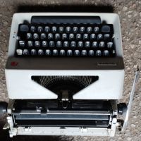 Две пишещи машини, снимка 6 - Антикварни и старинни предмети - 45685725