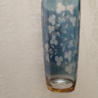 ретро синя стъклена ваза с гравирани цветя, снимка 12 - Антикварни и старинни предмети - 45620393