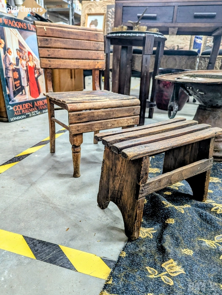 Винтидж комплект: Автентично малко столче и занаятчийска табуретка (1930-1950г.), снимка 1