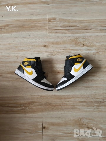 Оригинални мъжки кецове Nike Air Jordan 1 Mid White Pollen Black, снимка 5 - Кецове - 52129047