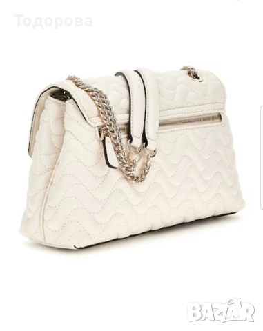 GUESS Капитонирана чанта през рамо, снимка 4 - Чанти - 52777680