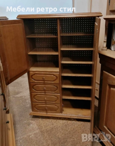 Впечатляващ шкаф от масивно дърво с фино профилирани врати и елегантни чекмеджета., снимка 2 - Шкафове - 52987925