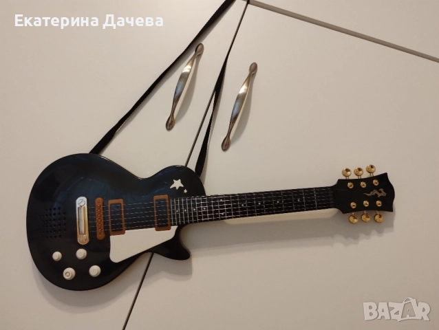 Продавам детска музикална китара със звуци и музика, снимка 5 - Музикални играчки - 51687120