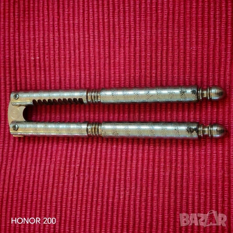 Стара метална орехотрошачка. 