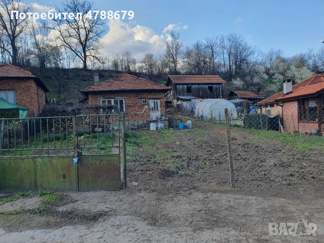 Продава къща с двор в гр. Троян – на главен път