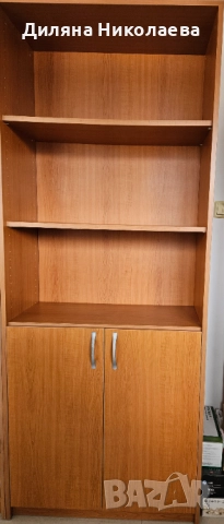 Кафяв офис шкаф, ъглово бюро, малко бюро и секция.