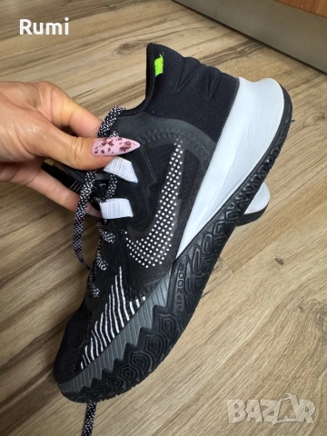 Оригинални мъжки маратонки NIKE KYRIE FLYTRAP V! 42 н, снимка 2 - Маратонки - 51894773