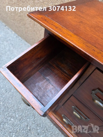 Скрин с много чекмеджета и обков от месинг, снимка 2 - Скринове - 53649069