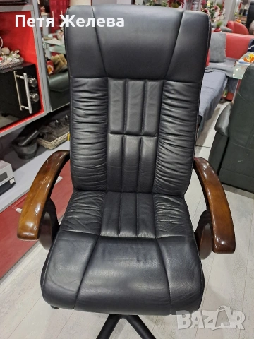 Директорски стол от естествена кожа и дървени подлакътници