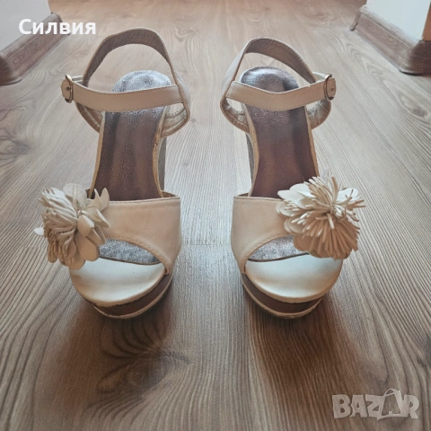 Страхотни кожени бели сандали с бронзови стелки на платформа с цветчета, 38 номер