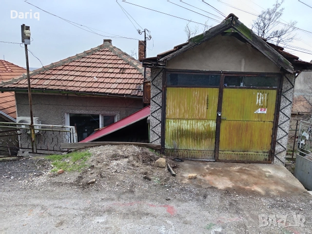 Продава се къща с гараж