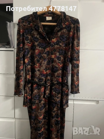 Актуална рокля от две части с изискан колан и преливащи тонове. Силуетът е женствен и стилът е, снимка 3 - Рокли - 54044749