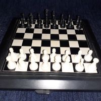 Магнитен шах в пластмасова черна кутия, снимка 4 - Шах и табла - 45687192
