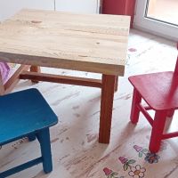 Дървени детски масивна маса и столчета, снимка 1 - Мебели за детската стая - 45874744