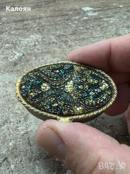 Кутийка малка инкрустирана с цветни конци и мъниста , снимка 1